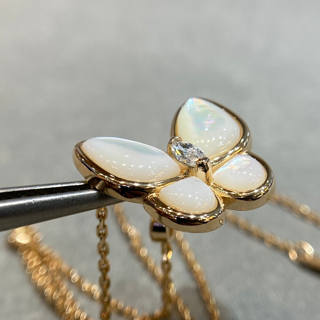 [Cyra]  BUTTERFLY MOP DIAMOND NECKLACE