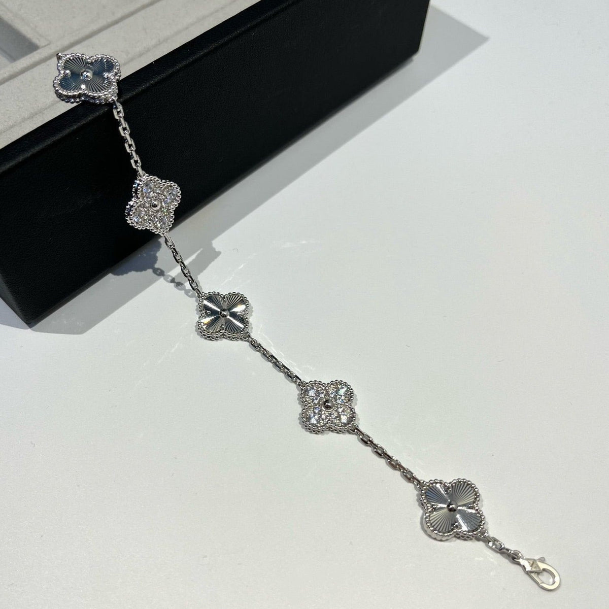 [Cyra] New  CLOVER 5 MOTIF LASER BRACELET COLLECTION