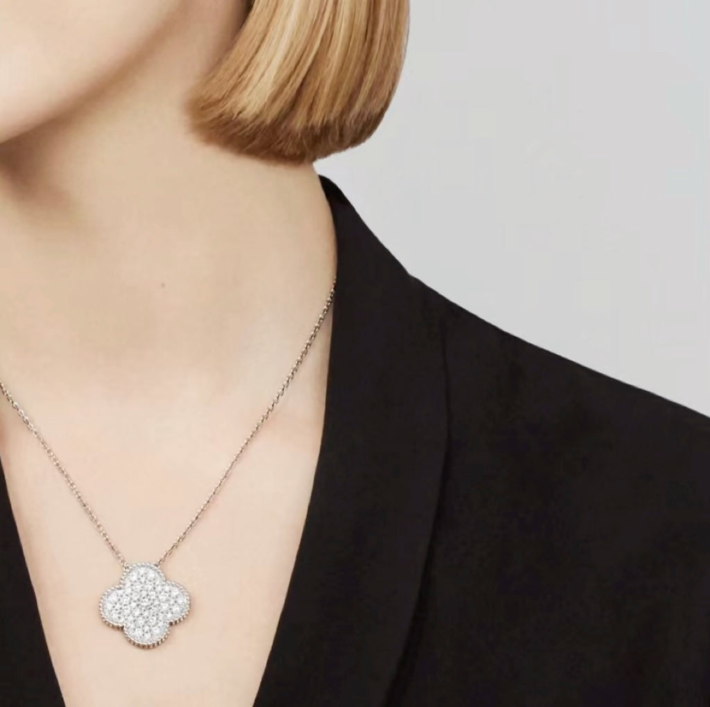 [Cyra] CLOVER 25MM GROSSER ANHÄNGER DIAMANT-PAVÉ SILBERHALSKETTE