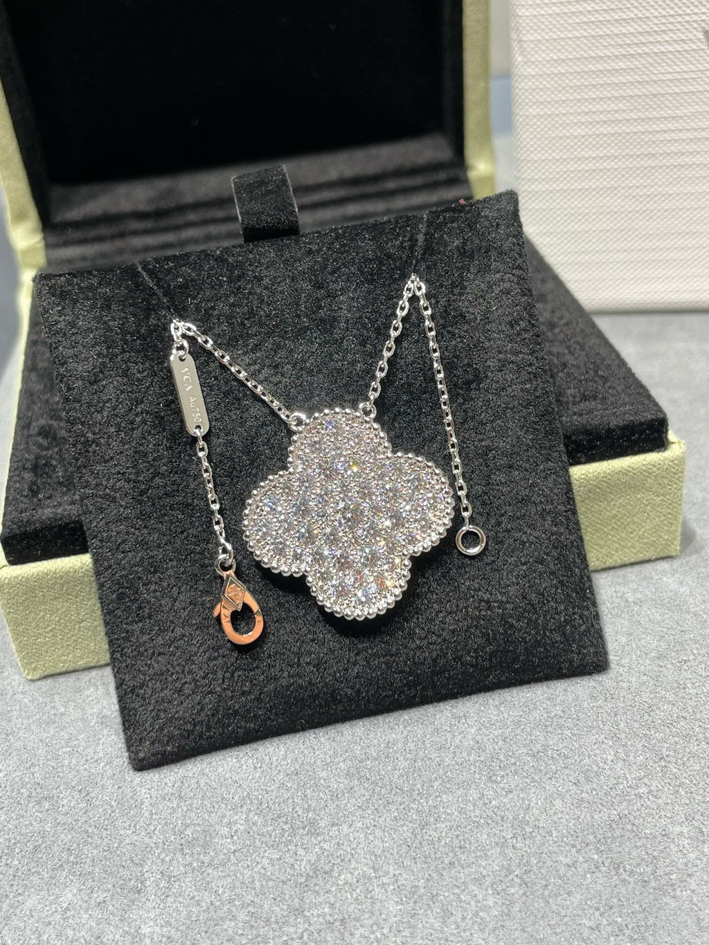 [Cyra] CLOVER 25MM GROSSER ANHÄNGER DIAMANT-PAVÉ SILBERHALSKETTE