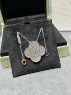 [Cyra] CLOVER 25MM GROSSER ANHÄNGER DIAMANT-PAVÉ SILBERHALSKETTE