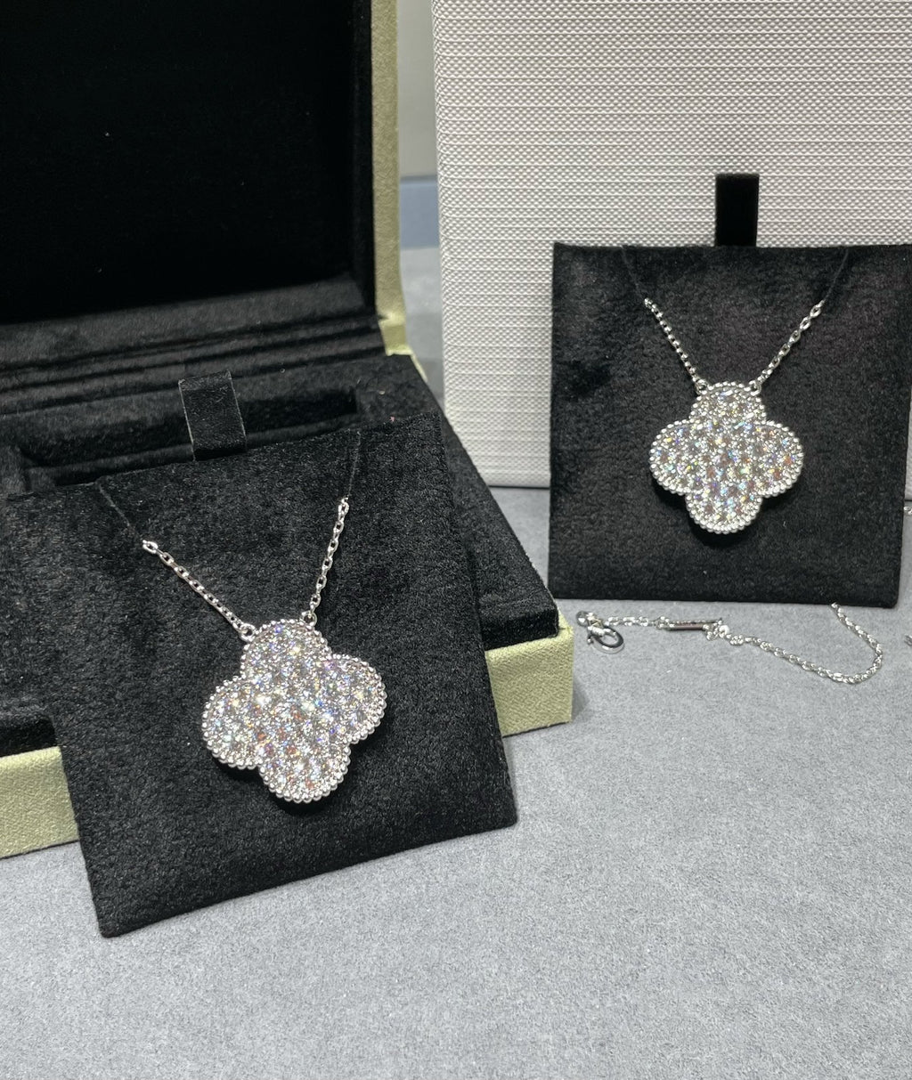[Cyra] CLOVER 25MM GROSSER ANHÄNGER DIAMANT-PAVÉ SILBERHALSKETTE