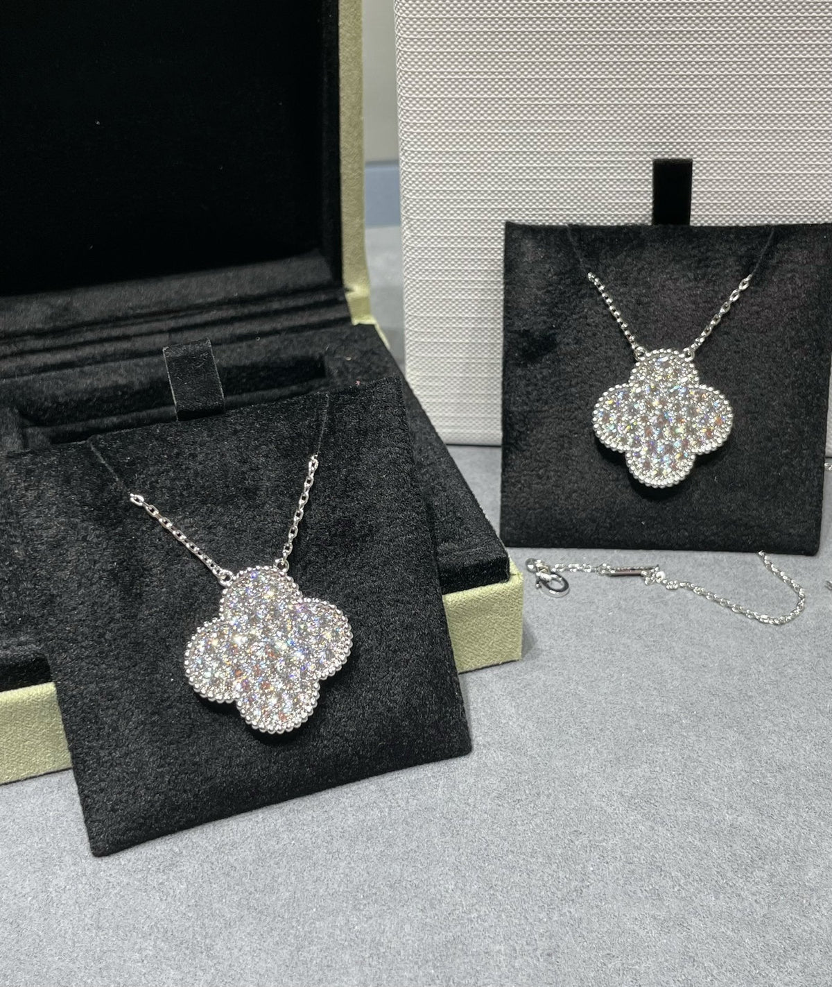 [Cyra]  CLOVER 25MM LARGE PENDANT DIAMOND PAVED SILVER NECKLACE