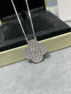 [Cyra] CLOVER 25MM GROSSER ANHÄNGER DIAMANT-PAVÉ SILBERHALSKETTE