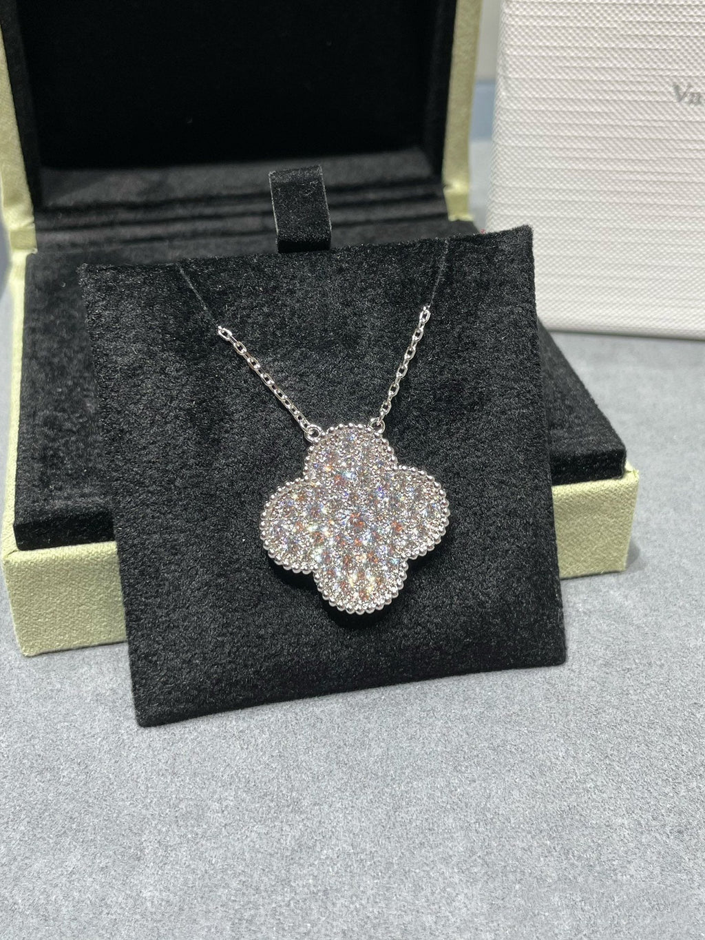 [Cyra] CLOVER 25MM GROSSER ANHÄNGER DIAMANT-PAVÉ SILBERHALSKETTE