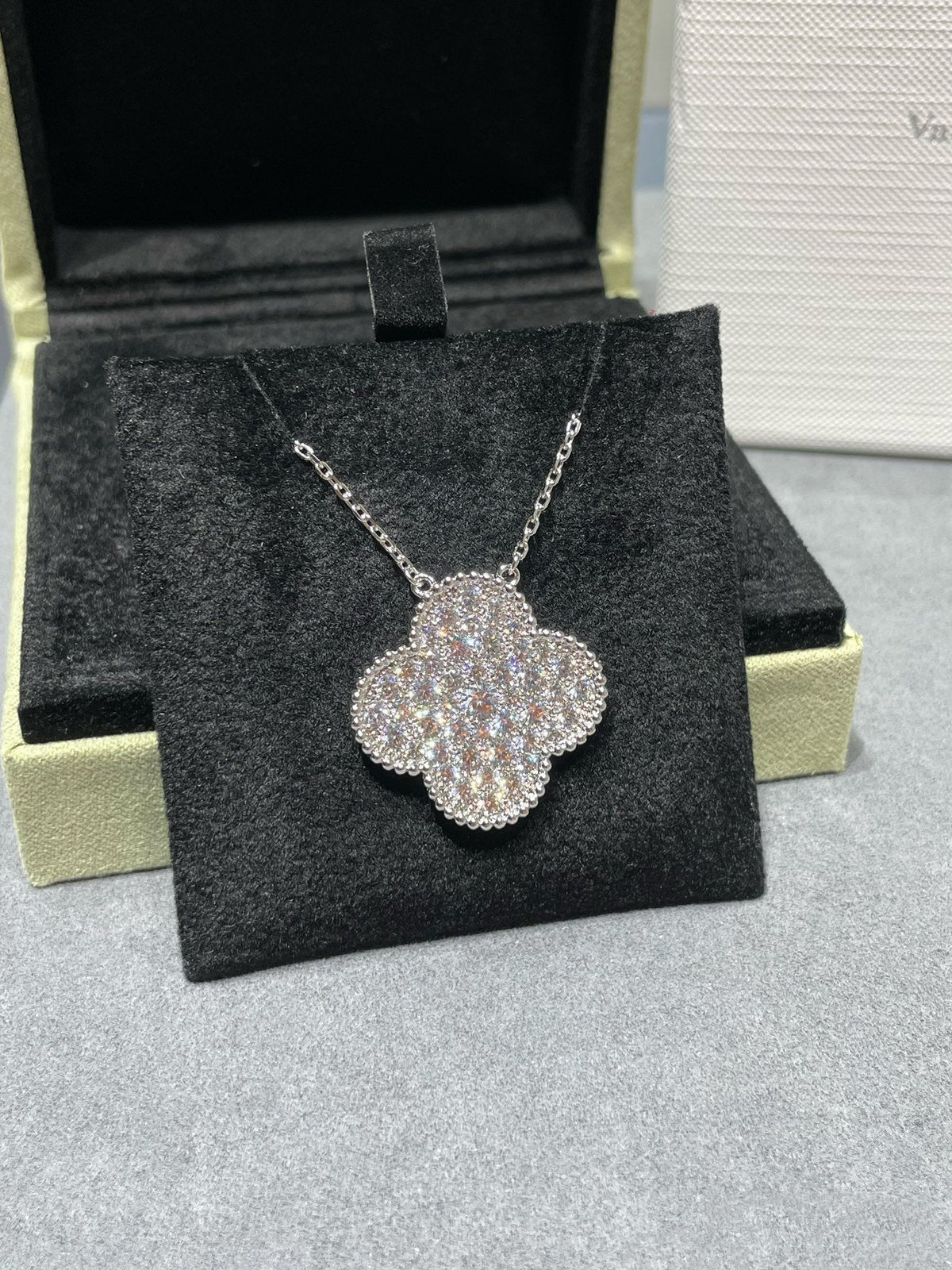 [Cyra] CLOVER 25MM GROSSER ANHÄNGER DIAMANT-PAVÉ SILBERHALSKETTE