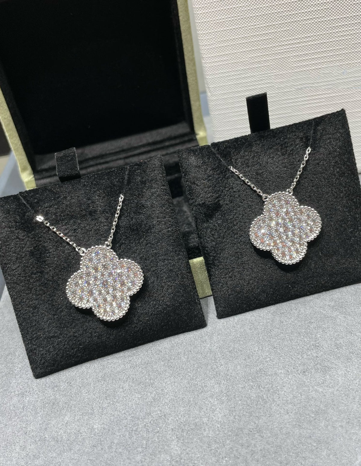 [Cyra] CLOVER 25MM GROSSER ANHÄNGER DIAMANT-PAVÉ SILBERHALSKETTE