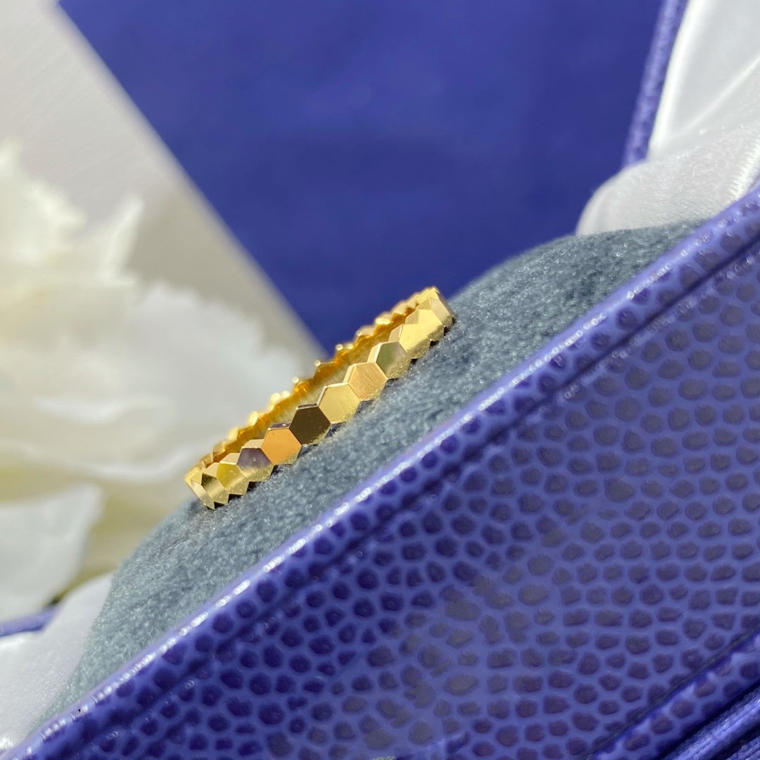 {
  "Cyra": "BEE LOVE KLEINER RING"
}