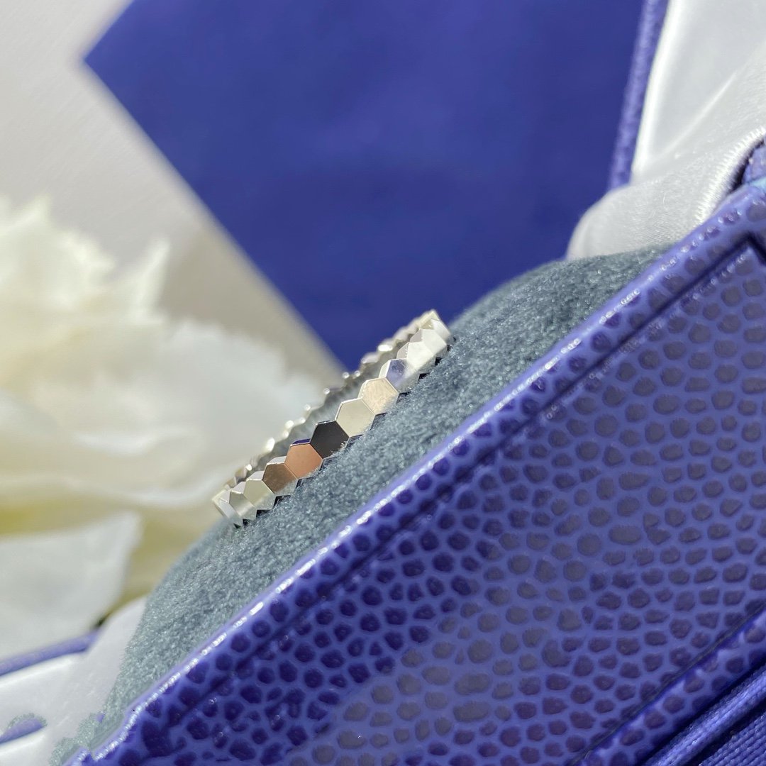 {
  "Cyra": "BEE LOVE KLEINER RING"
}