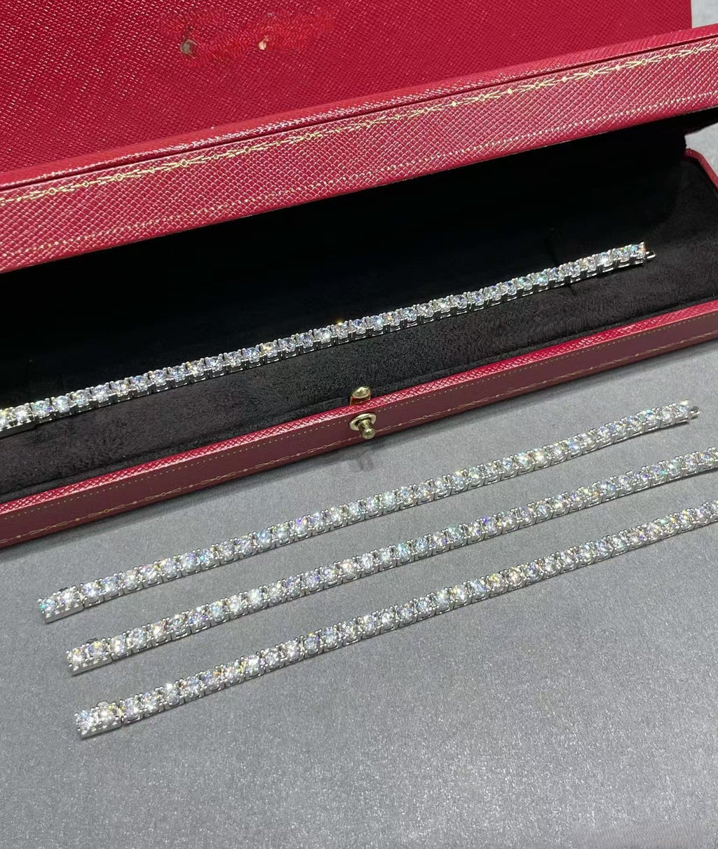 [Cyra] TENNISARMBAND MIT VOLLSTÄNDIGEM DIAMANTBESATZ