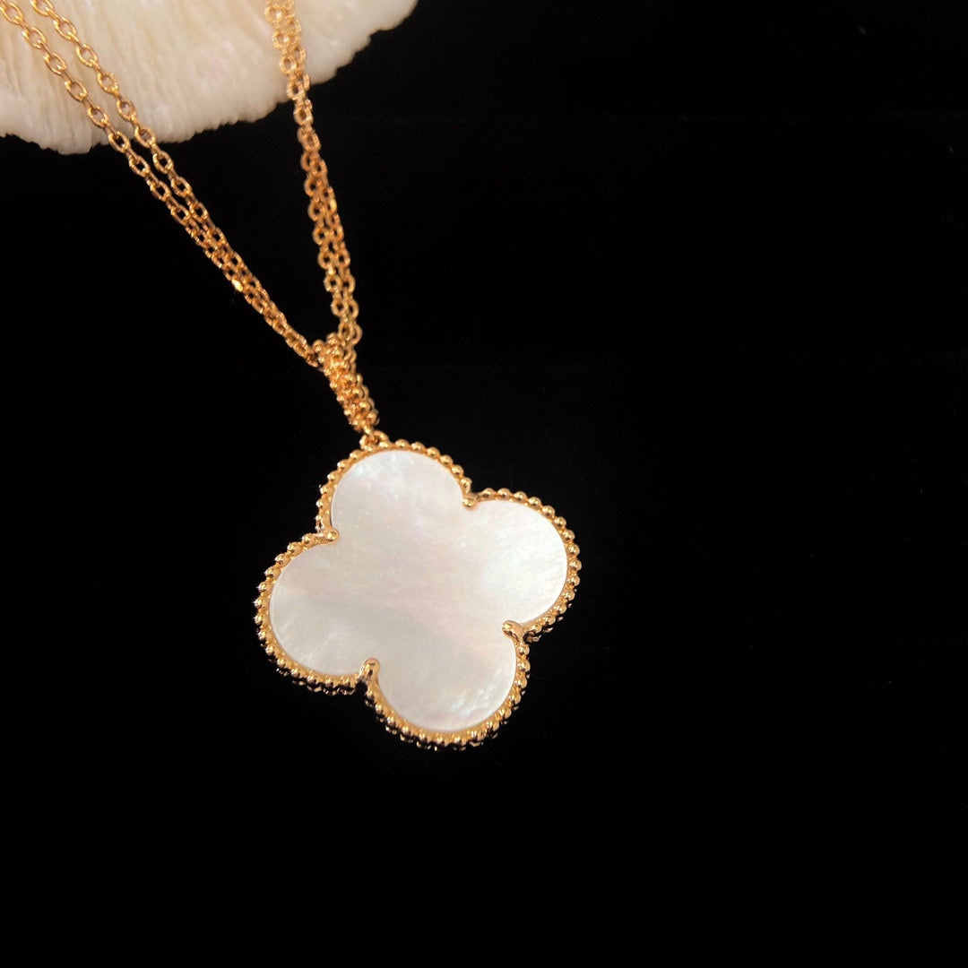 [Cyra] CLOVER 25MM PERLMUTT GROSSER ANHÄNGER MIT KETTE