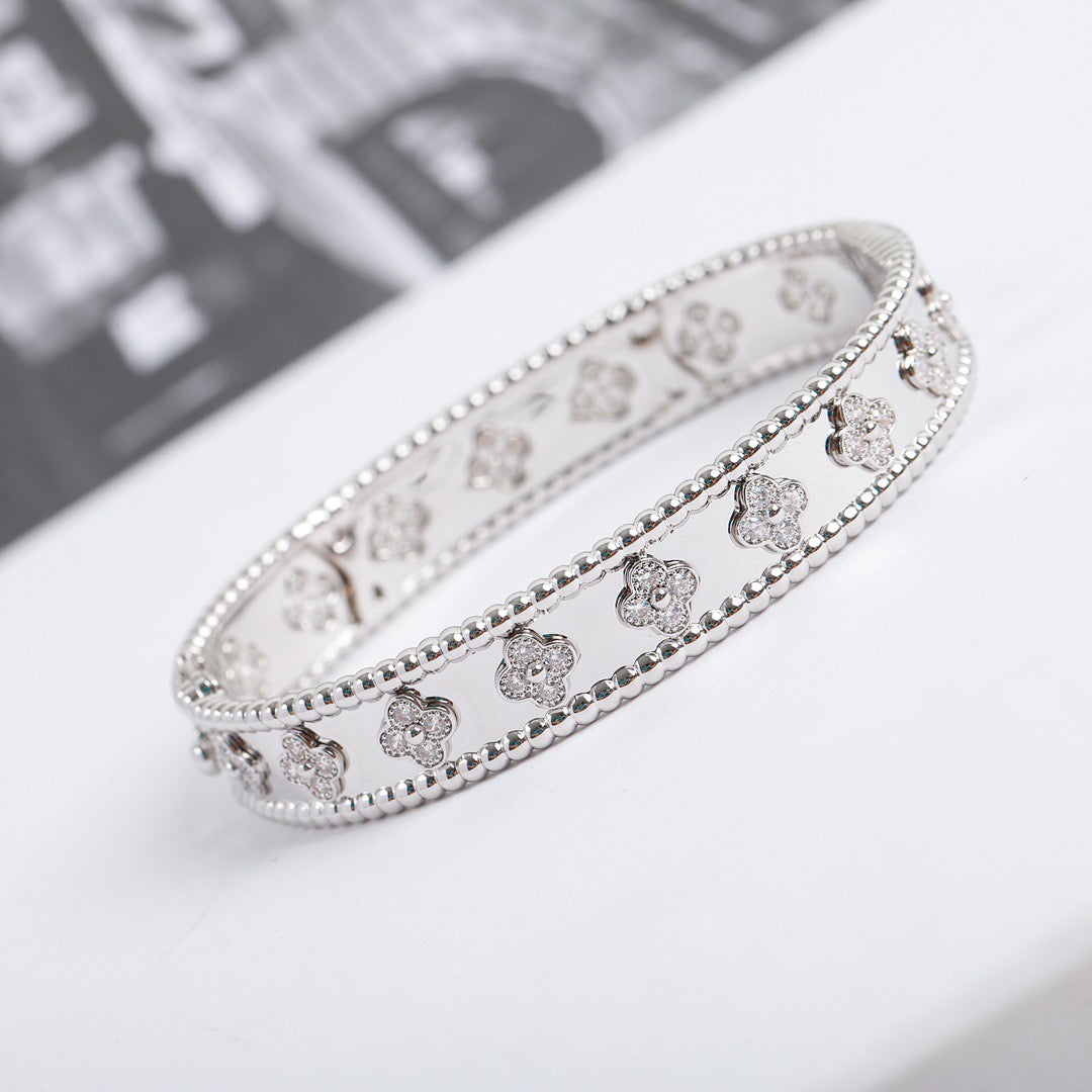 [Cyra]  CLOVER BRACELET 8MM DIAMONDS