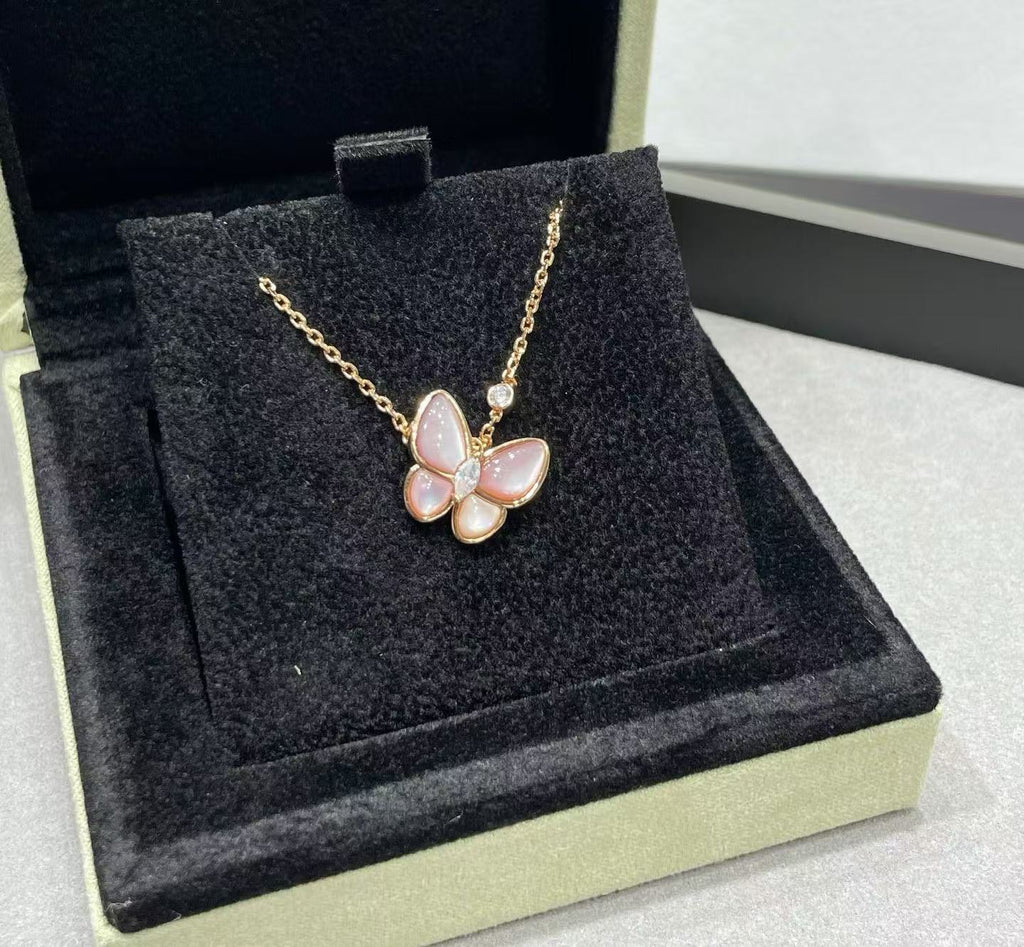 [Cyra]  SCHMETTERLINGS-HALSKETTE AUS ROSA PERLMUTT MIT DIAMANTEN