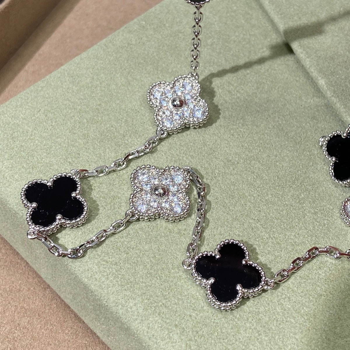[Cyra] CLOVER 20 MOTIFS DIAMOND ONYX NECKLACE