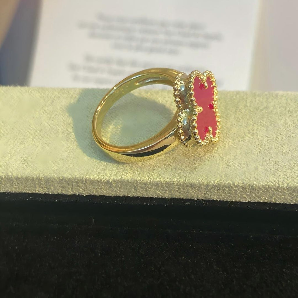 [Cyra] NEUE RINGE MIT ROSA EMAILLE-KLEEBLATT