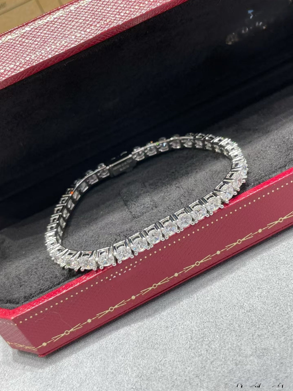 [Cyra] TENNISARMBAND MIT VOLLSTÄNDIGEM DIAMANTBESATZ