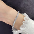 [Cyra] TENNISARMBAND MIT VOLLSTÄNDIGEM DIAMANTBESATZ