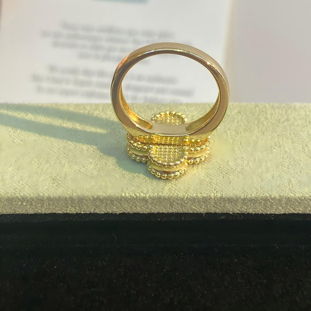 [Cyra] NEUE RINGE MIT ROSA EMAILLE-KLEEBLATT