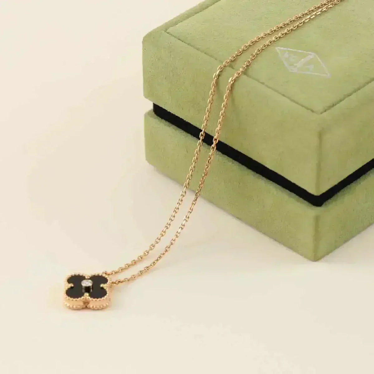 [Cyra]  CLOVER 15MM DIAMOND ONYX NECKLACE