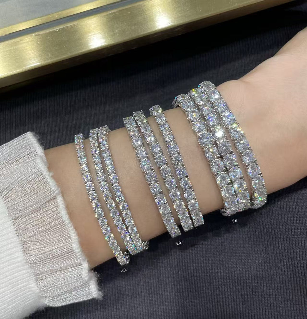 [Cyra] TENNISARMBAND MIT VOLLSTÄNDIGEM DIAMANTBESATZ