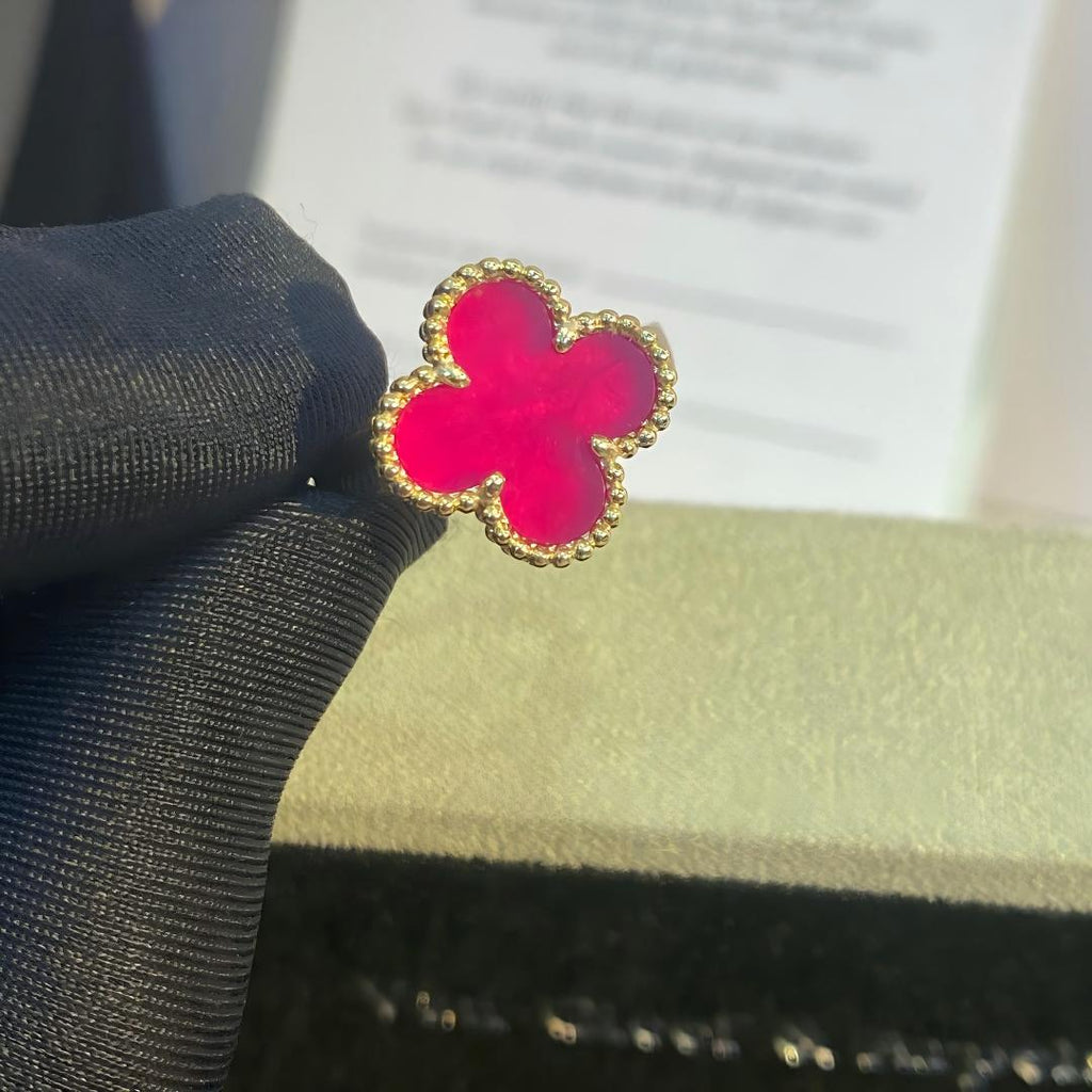 [Cyra] NEUE RINGE MIT ROSA EMAILLE-KLEEBLATT