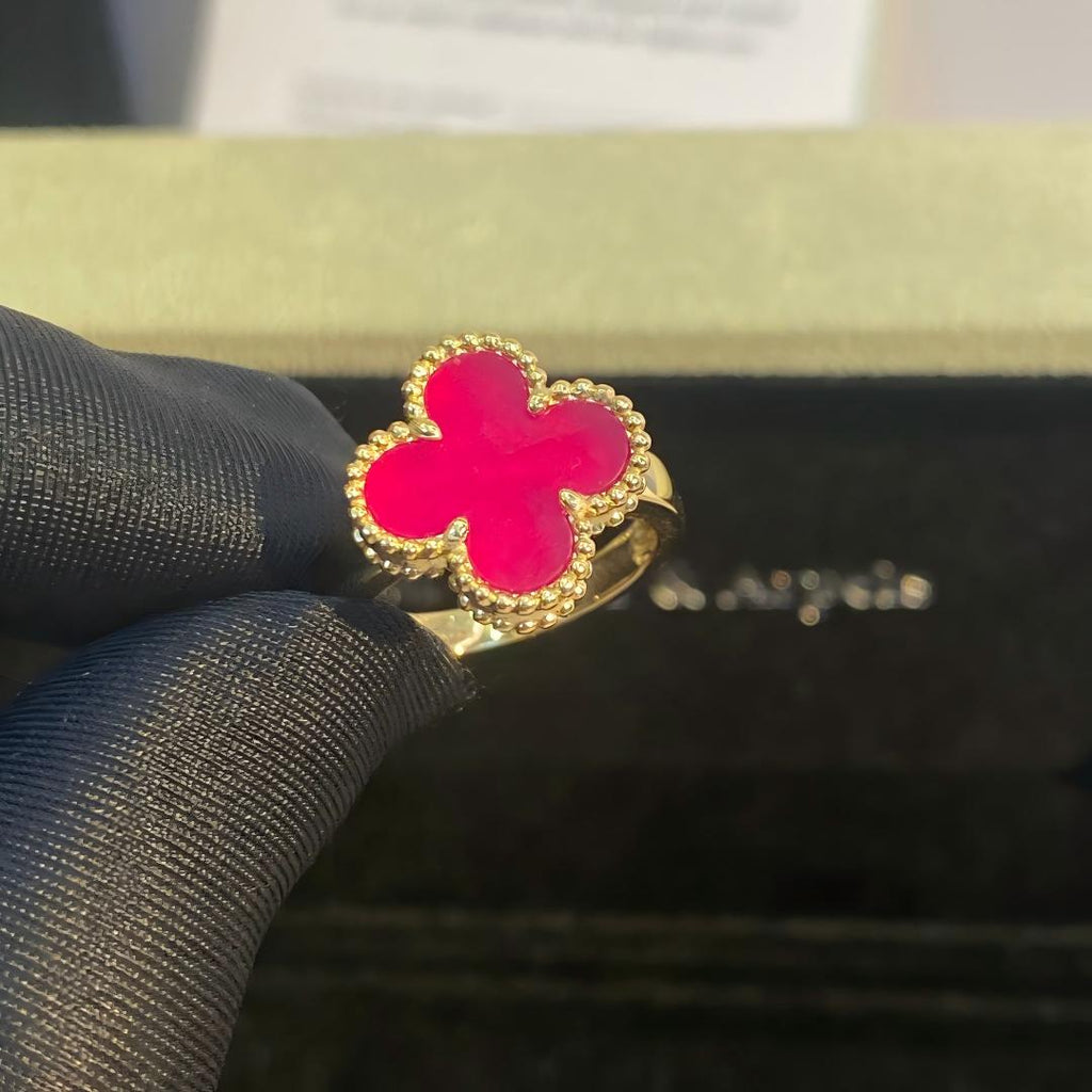 [Cyra] NEUE RINGE MIT ROSA EMAILLE-KLEEBLATT