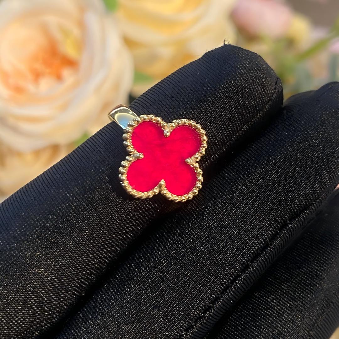 [Cyra] NEUE RINGE MIT ROSA EMAILLE-KLEEBLATT