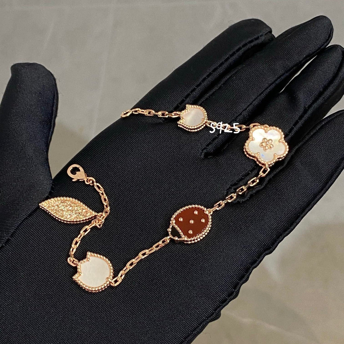[Cyra]  LUCKY SPRING 5 MOTIF BRACELET