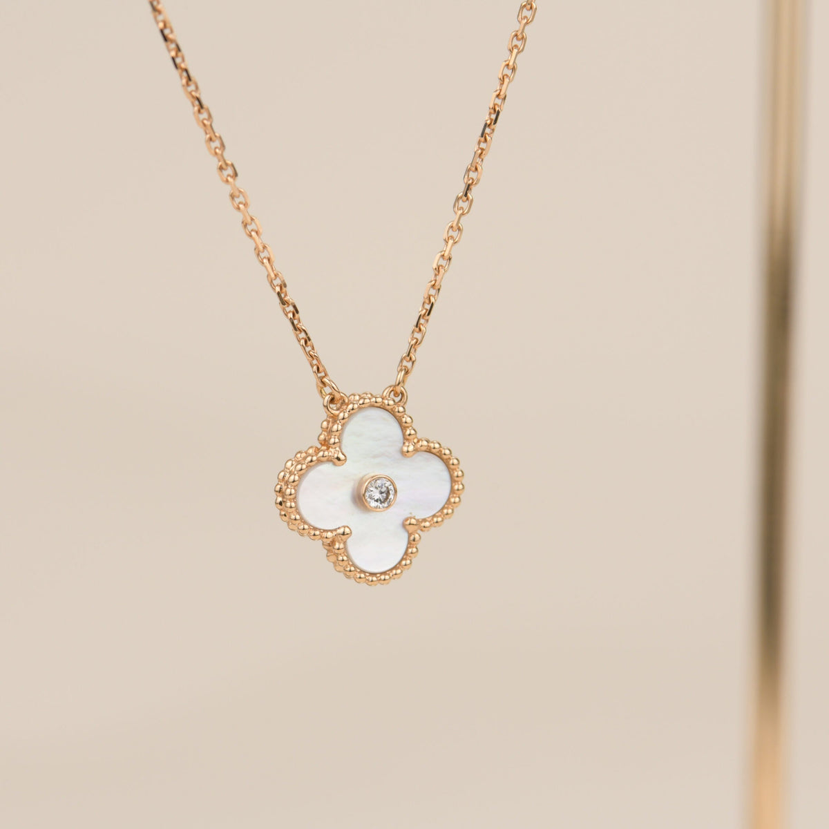 [Cyra] CLOVER 15MM DIAMOND WHITE FRITILLARIA HALSKETTE