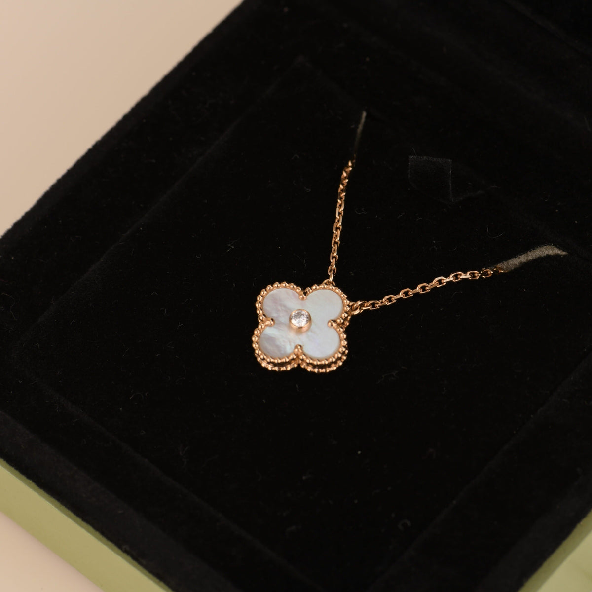 [Cyra] CLOVER 15MM DIAMOND WHITE FRITILLARIA HALSKETTE