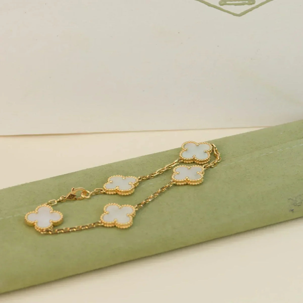[Cyra] New CLOVER WHITE PEARL MOP 5 MOTIF BRACELET COLLECTION