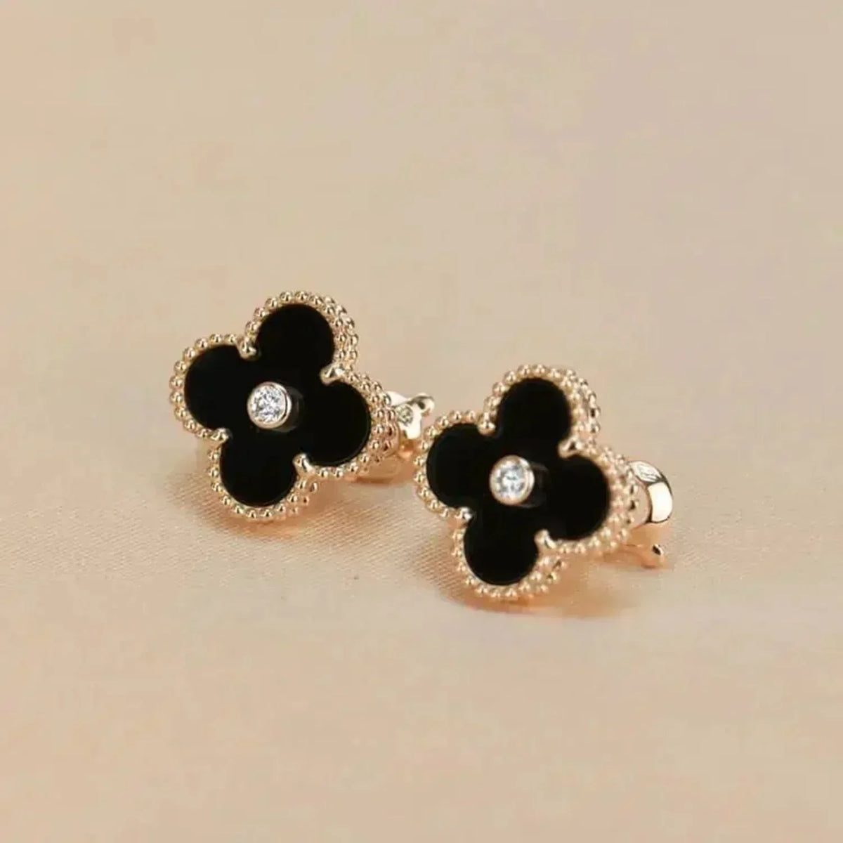 [Cyra] CLOVER MEDIUM 1 MOTIV OHRRINGE MIT ONYX UND DIAMANTEN