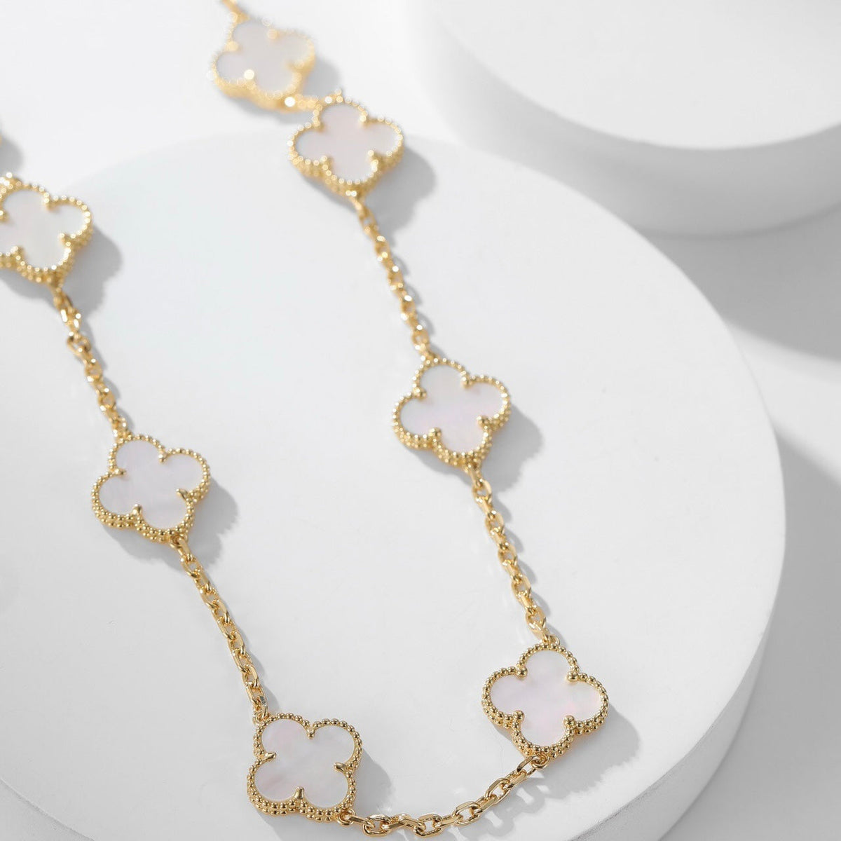 [Cyra]  CLOVER 10 MOTIFS WHITE MOTHER OF PEARL NECKLACE