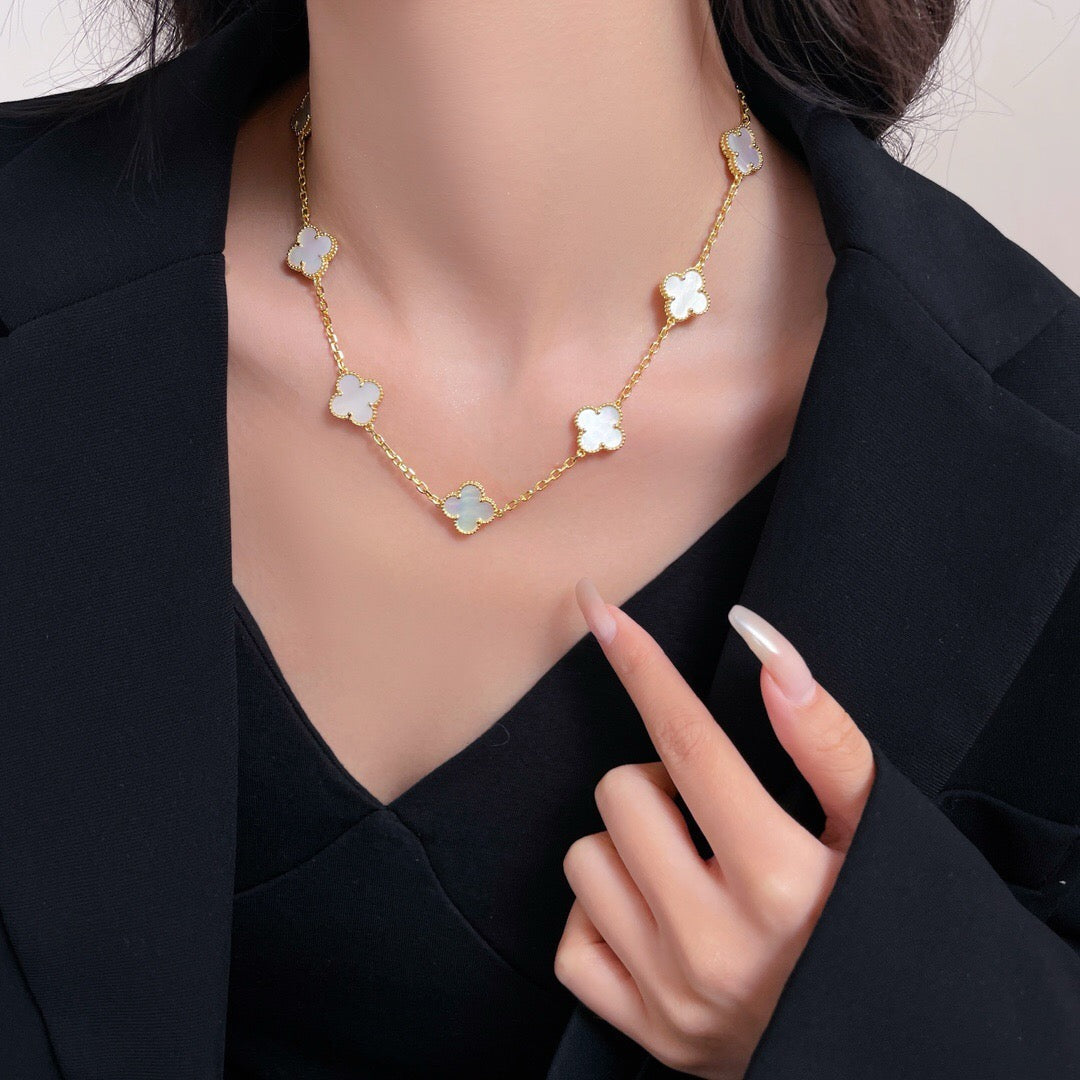 [Cyra]  CLOVER 10 MOTIFS WHITE MOTHER OF PEARL NECKLACE