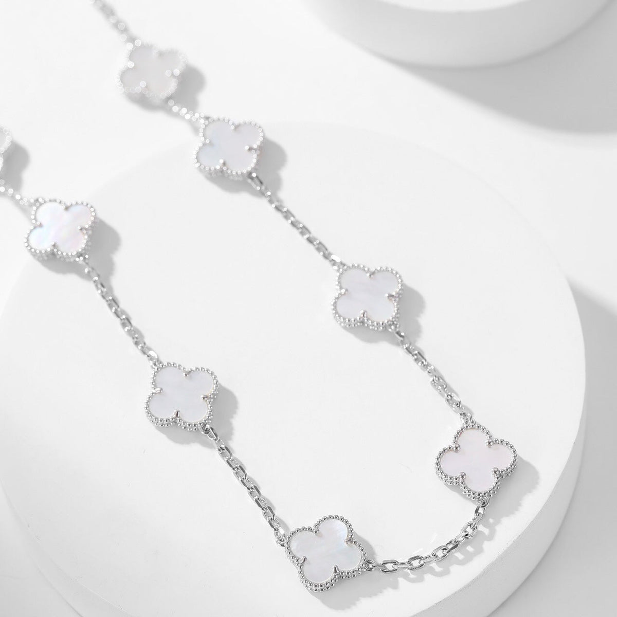 [Cyra]  CLOVER 10 MOTIFS WHITE MOTHER OF PEARL NECKLACE