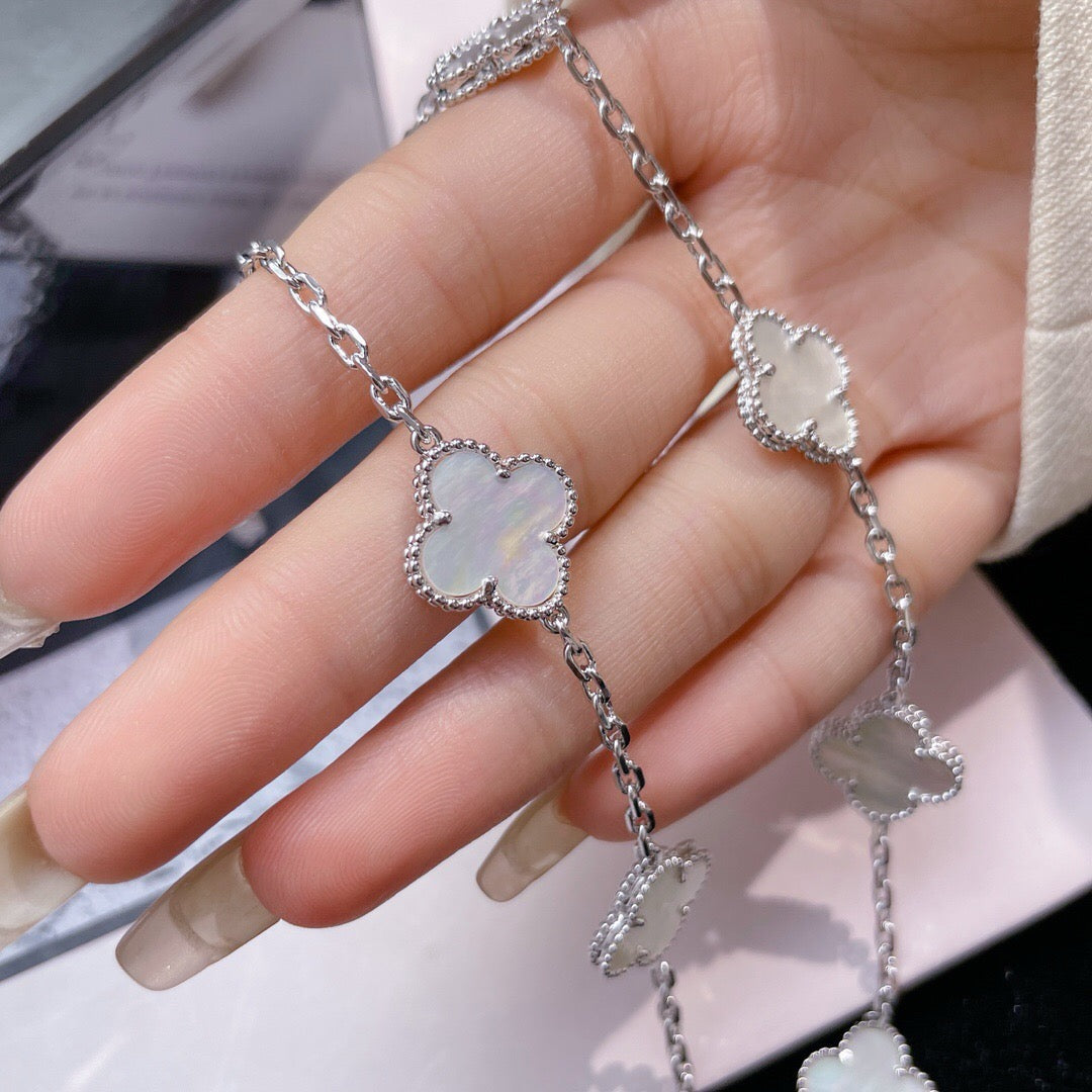 [Cyra]  CLOVER 10 MOTIFS WHITE MOTHER OF PEARL NECKLACE