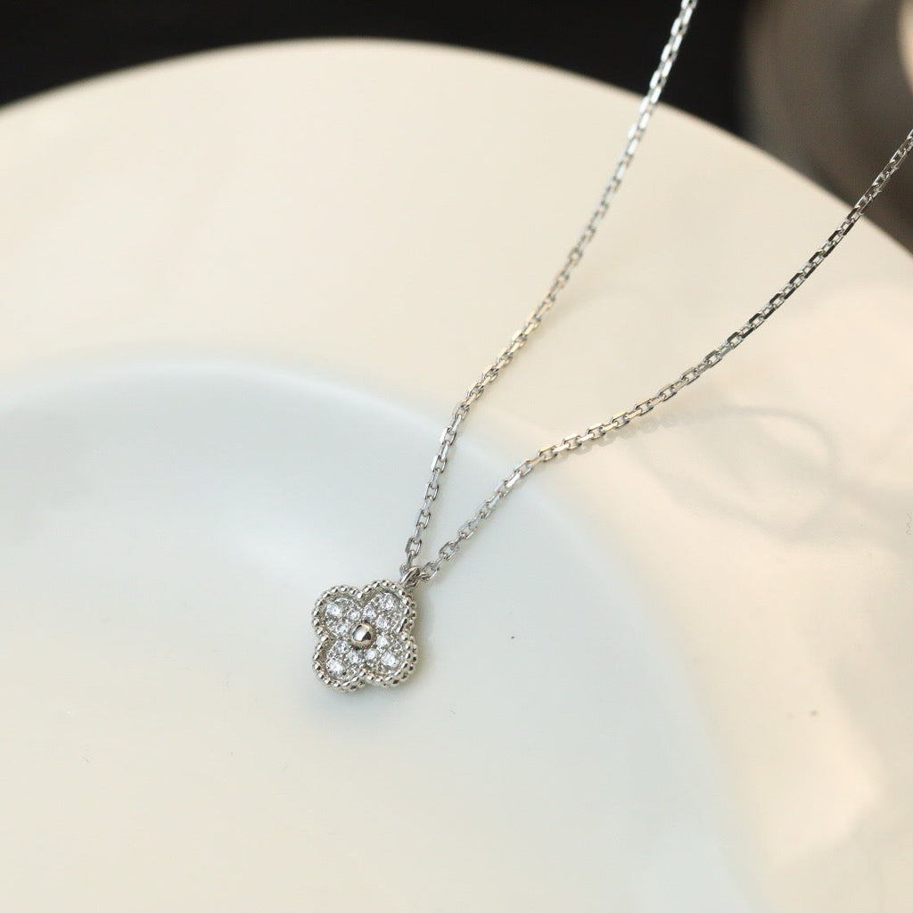[Cyra]  CLOVER MINI 9.5MM PENDANT DIAMOND NECKLACE