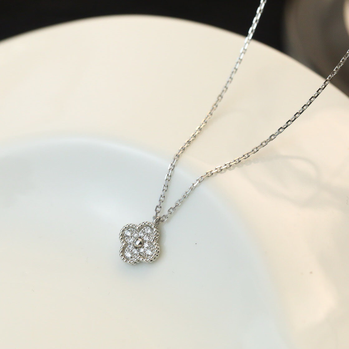 [Cyra]  CLOVER MINI 9.5MM PENDANT DIAMOND NECKLACE