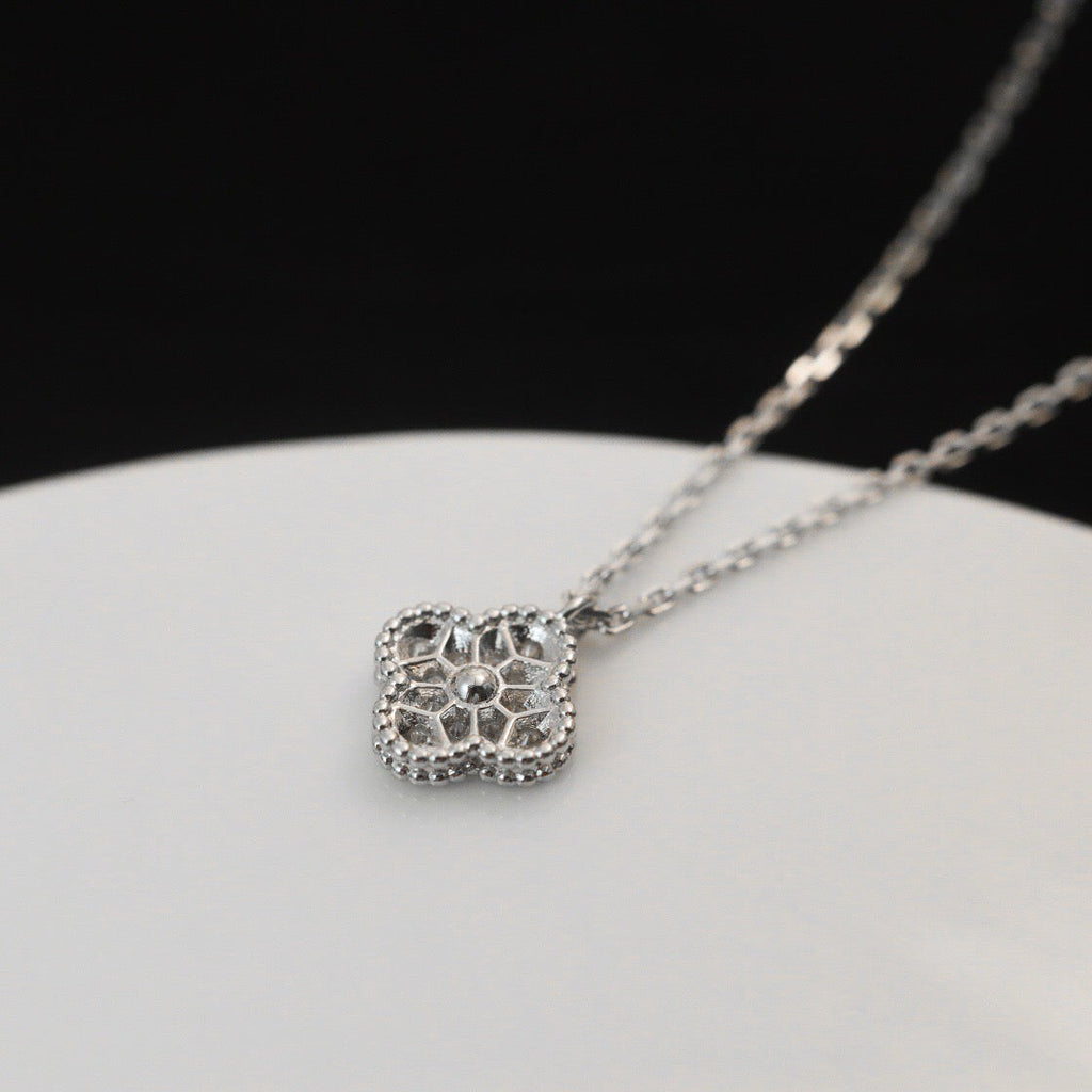[Cyra]  CLOVER MINI 9.5MM PENDANT DIAMOND NECKLACE
