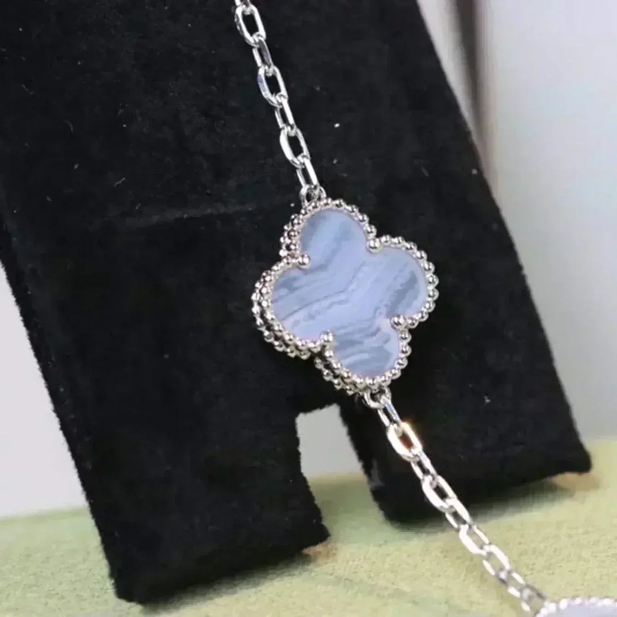 [Cyra] Neue CLOVER 5 MOTIV ARMBANDKOLLEKTION AUS LILAM CHALCEDON
