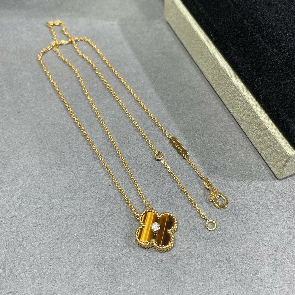 [Cyra] CLOVER Halskette 15MM DIAMANT UND GELBES TIGERAUGE-ACHAT
