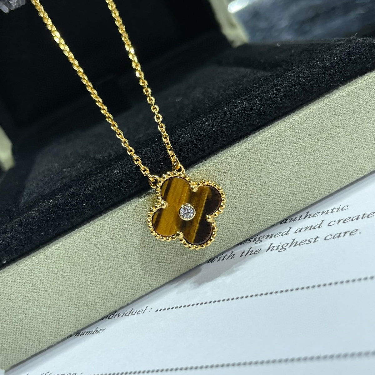 [Cyra] CLOVER Halskette 15MM DIAMANT UND GELBES TIGERAUGE-ACHAT