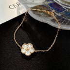 [Cyra] ARMBAND MIT GLÜCKSBRINGER AUS WEISSEM PERLMUTT UND PFLAUMENBLÜTE