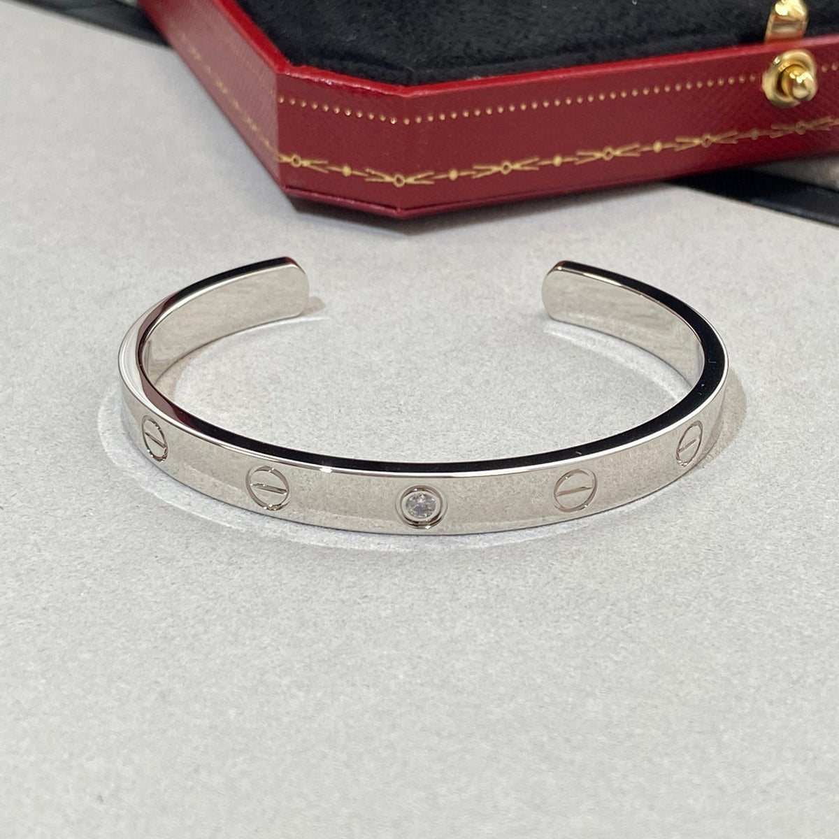 [Cyra]  LOVE BRACELET 6.1MM 1 DIAMOND OPEN CUFF
