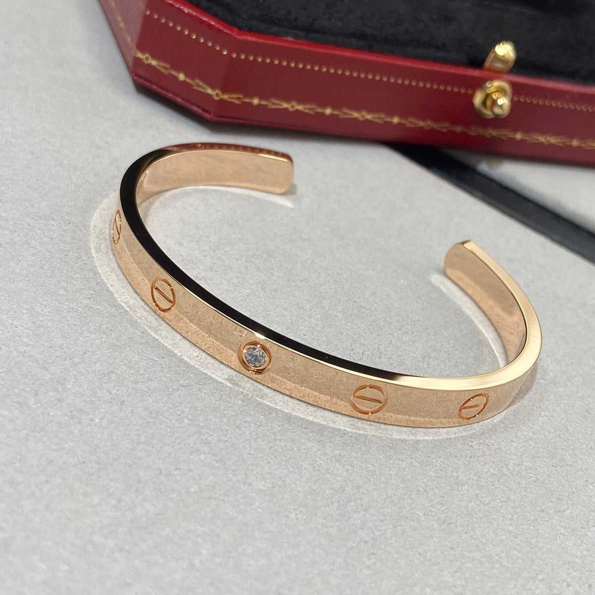 [Cyra]  LOVE BRACELET 6.1MM 1 DIAMOND OPEN CUFF
