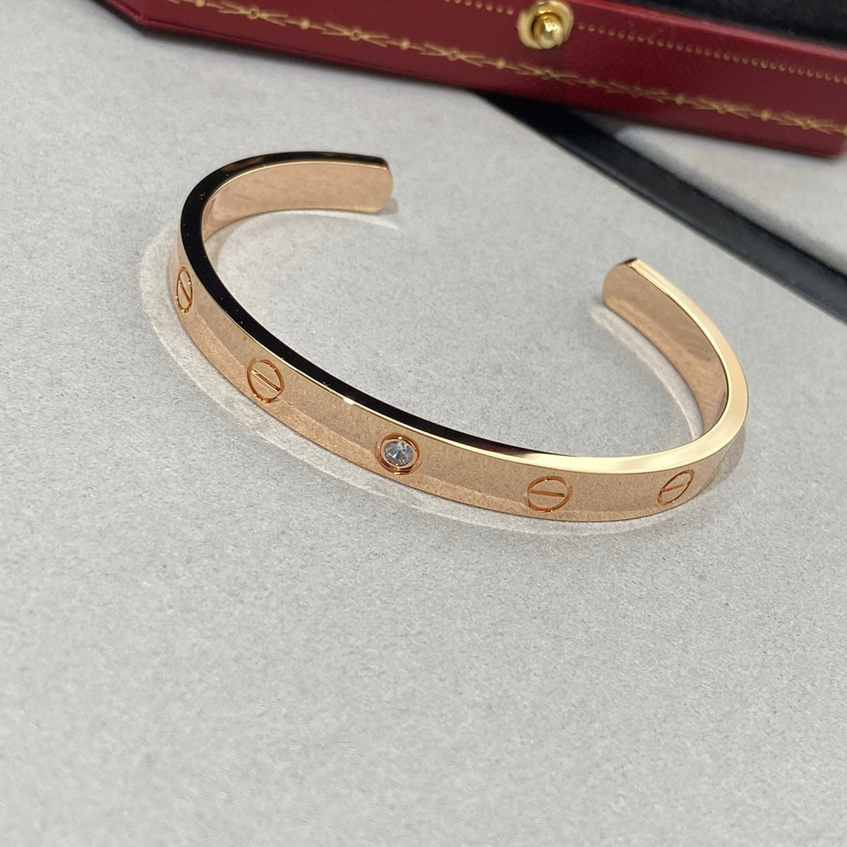 [Cyra] ラブブレスレット 6.1mm 1ダイヤモンド オープンカフ
