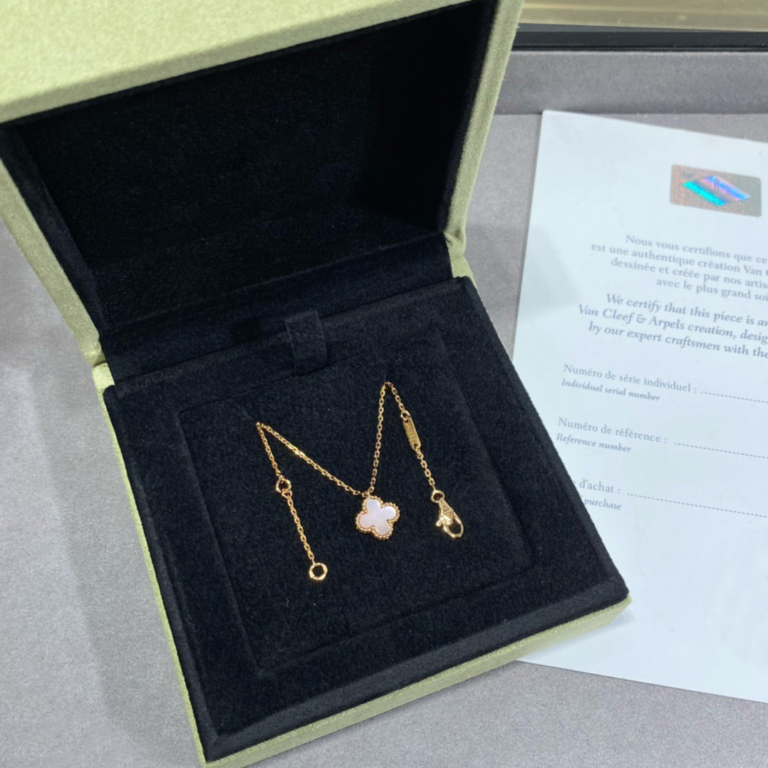 [Cyra]  CLOVER 15MM PINK MOTHER-OF-PEARL SINGLE FLOWER NECKLACE