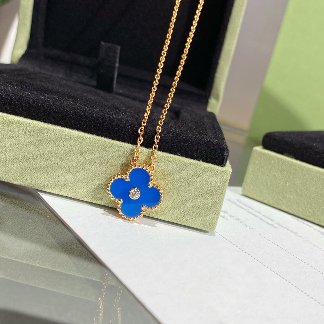 [Cyra] KLEEBLATT-HALSKETTE MIT 15 MM DIAMANT UND BLAUEM ACHAT