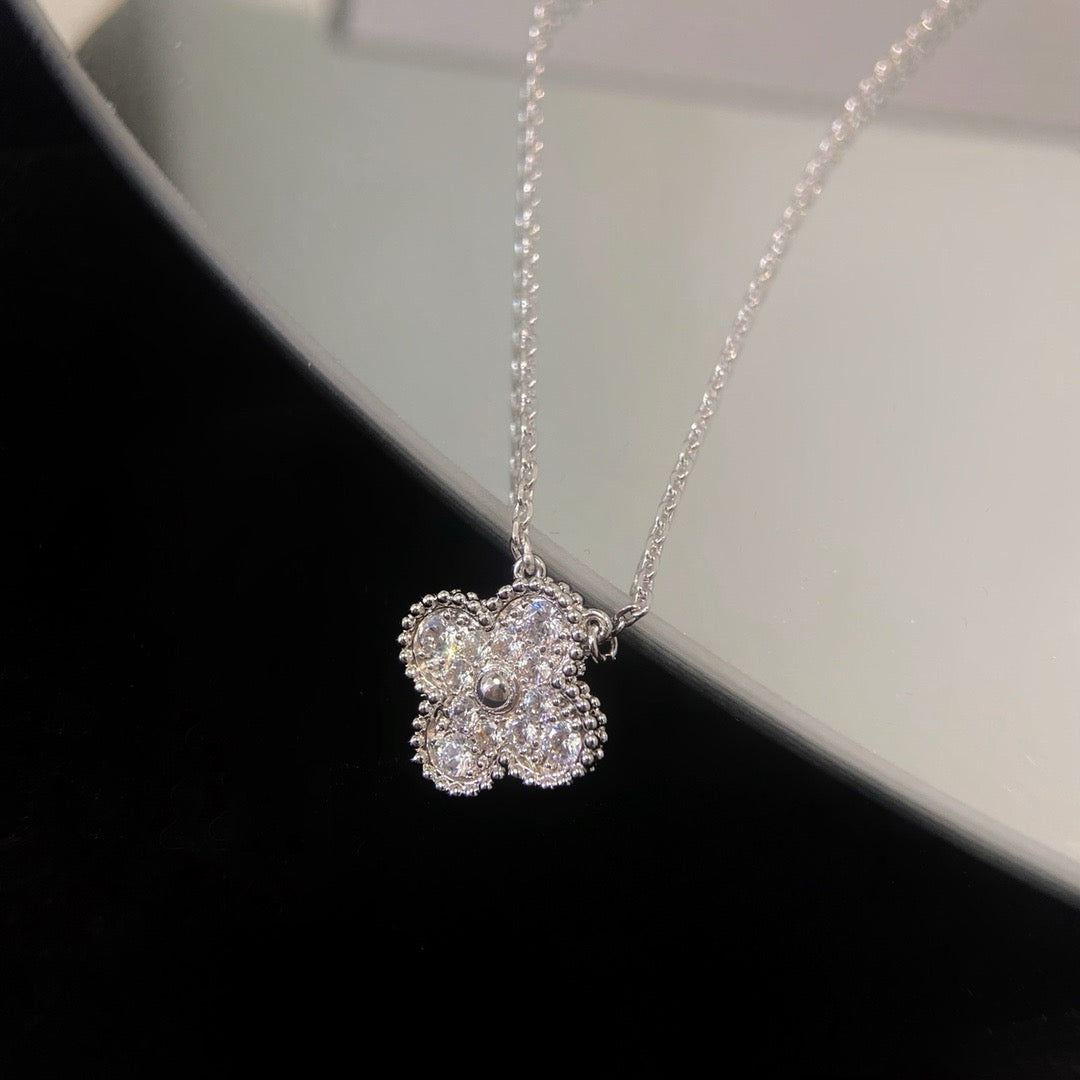 [Cyra]  KLEEBLATT 15MM DIAMANT EINZELNE BLÜTE HALSKETTE