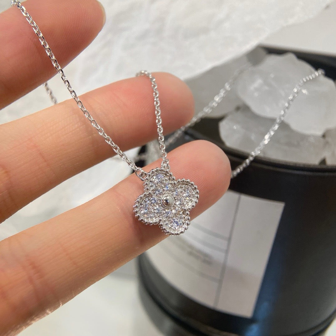 [Cyra]  KLEEBLATT 15MM DIAMANT EINZELNE BLÜTE HALSKETTE